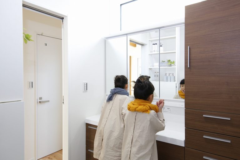 洗面室はボールを二つにしなくても少し大きめの鏡なら二人並んで歯磨きもお茶の子さいさいです。