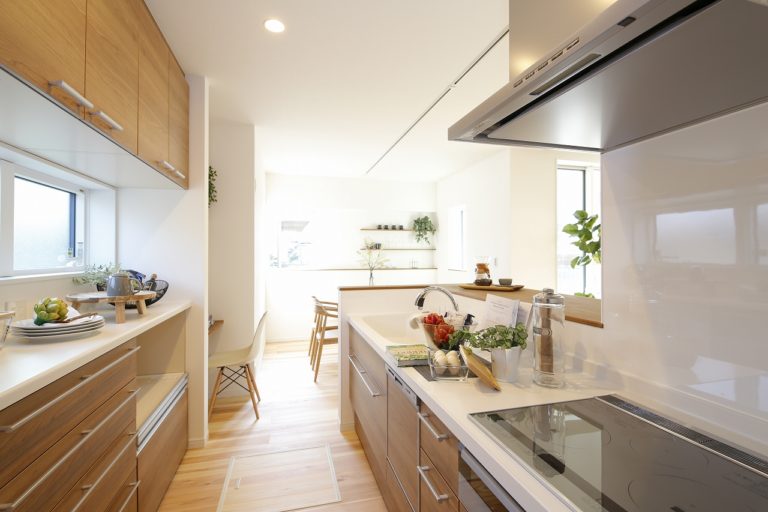 【住まいのホームベース キッチン】<br />
キッチンから、キッズリビング、陽だまりデッキ、ダイニングまで見渡せるパノラマキッチン。忙しい朝も家事をしながら家族の支度を見守る工夫です。