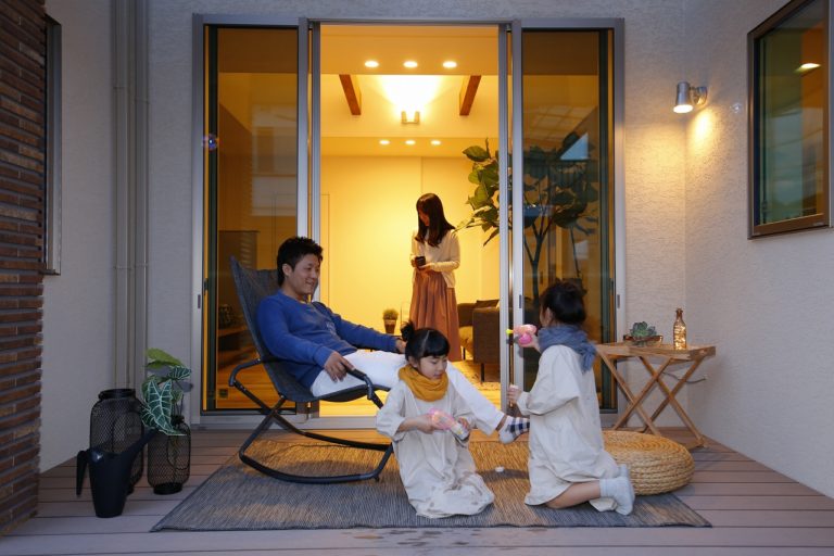 春にはキャンプ道具のお手入れ。夏は水しぶきの上がるプールサイド。秋は日向ぼっこしながらお昼寝。冬はクリスマスツリーを飾ってキラキラの夜。