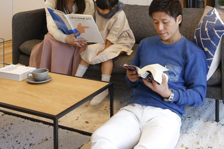 みんなで持ち寄るから、最近のみんなの好みも共有できます。不規則な形状はファミリーライブラリーを管理する子供達の創造力を育む工夫です。